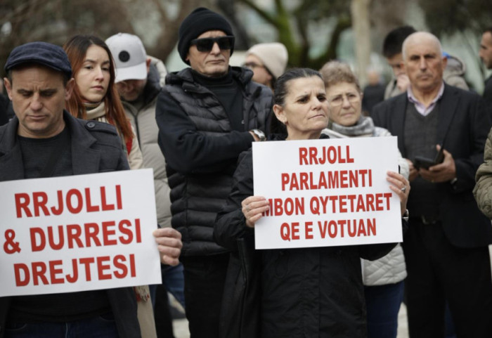 Banorët e Rjollit dhe Durrësit protestojnë para Parlamentit