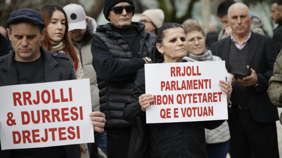 Banorët e Rjollit dhe Durrësit protestojnë para Parlamentit