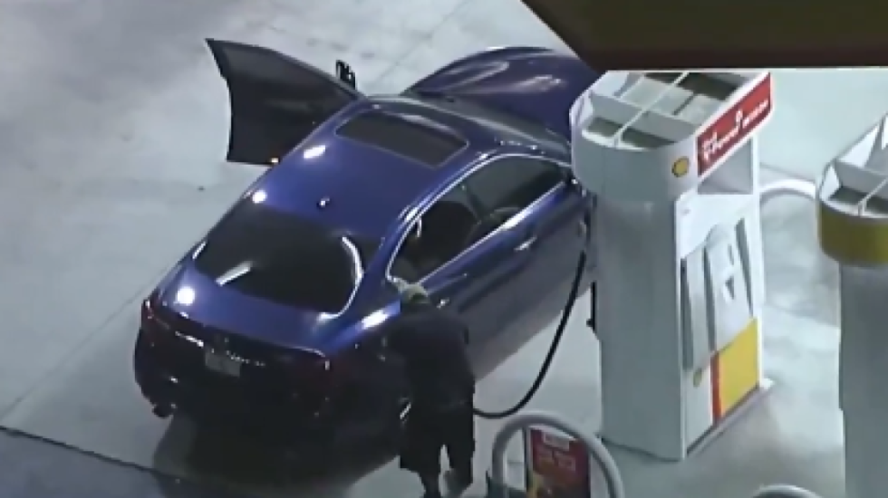 Arratisja e shekullit, ndalon… të mbushë makinën me karburant dhe largohet në këmbë