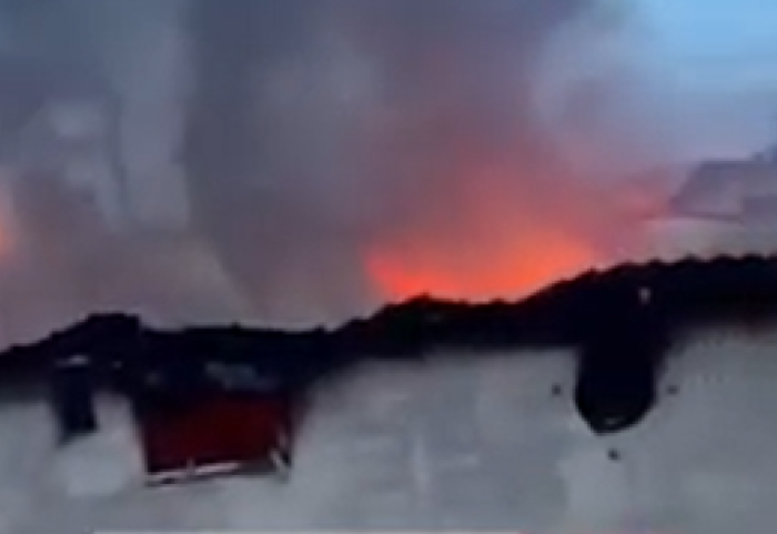 Shkrumbohet stalla në Selenicë, digjen dhjetëra kafshë, dëmet të mëdha