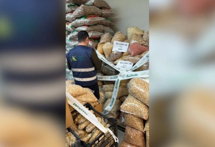 Bllokohen nga AKU 2.4 ton sallam, djathtë dhe fruta të thata