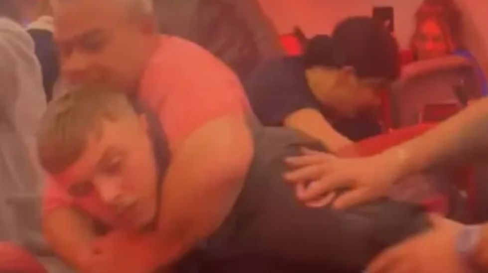 Grushte në ajër, dy pasagjerë përleshen gjatë fluturimit, avioni bën ulje të detyruar