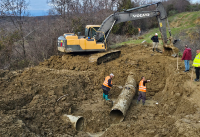 Dëmtohet tubacioni kryesor, lagje të tëra në Durrës rrezikojnë të mbeten pa ujë