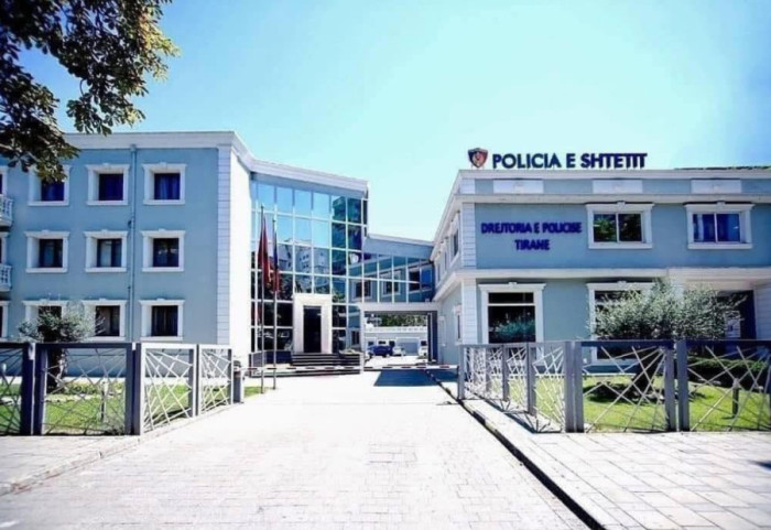 Shkoi te xhaxhai për vizitë, komshiu i moshuar e plagos aksidentalisht me armë gjahu