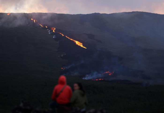 Shpërthen vullkani Piton de la Fournaise, turistët përballen nga afër me lavën