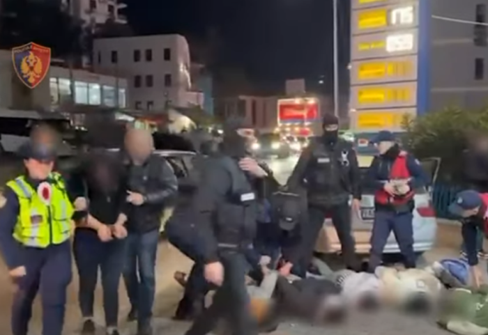 U mori nga 2.500 euro për t’i nxjerrë nga Shqipëria, 35-vjeçarja kapet me 5 emigrantë në BMW