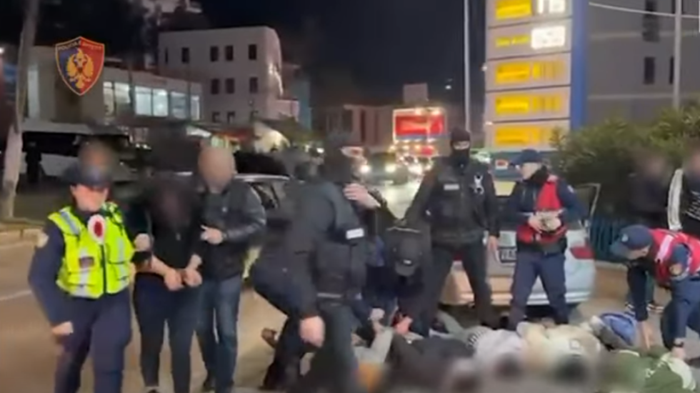 U mori nga 2.500 euro për t’i nxjerrë nga Shqipëria, 35-vjeçarja kapet me 5 emigrantë në BMW