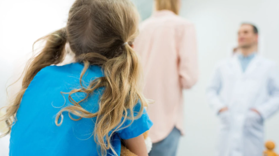 Shpërthen fruthi në Londër, me dhjetëra fëmijë të infektuar