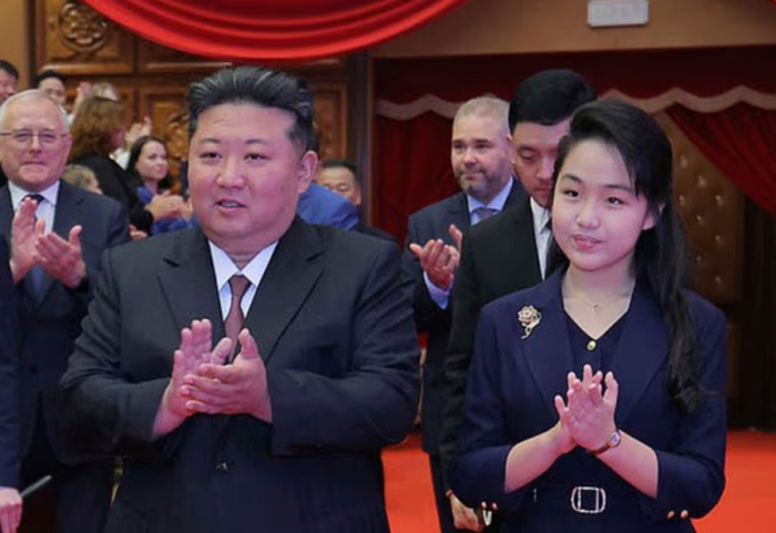 Shoqërohet nga e bija, Kim Jong Un teston sistemin raketor