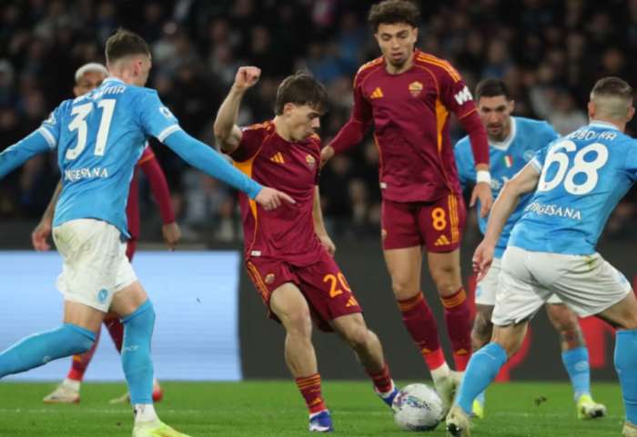 Santos shpëton Napolin, Roma vijon garën për katërshen e parë