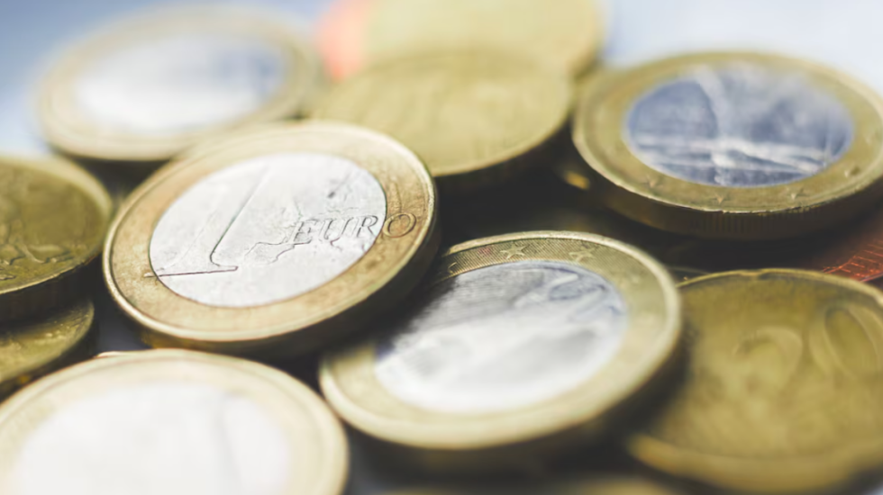 Shkon me 19 kilogramë monedha 50 centëshe në qendrën tregtare në Milano, por vijnë karabinierët...