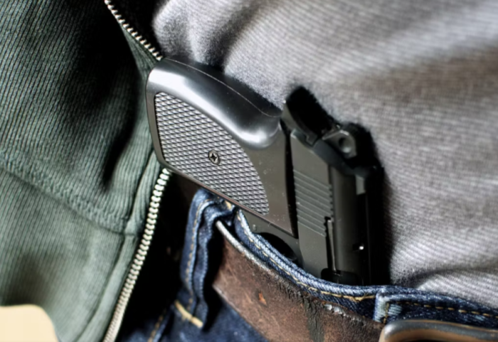 Kamerieri i tha se kuzhina ishte e mbyllur, i moshuari në Itali nxjerr pistoletën dhe kërkon t’i shërbehet