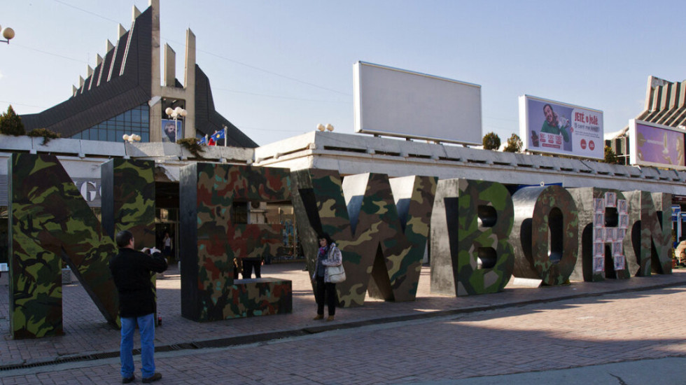 Kosova shënon 18 vjetorin e Pavarësisë mes festës dhe protestës