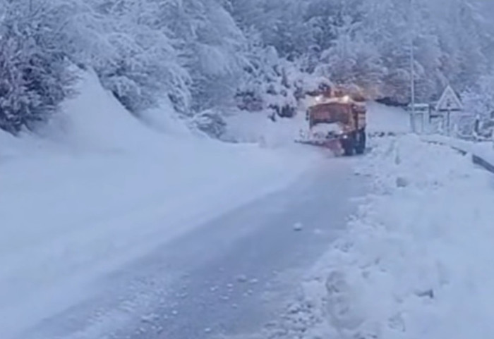 "Zbardhet" pranvera, dëborë deri në 40 centimetra, vështirësi në qarkullim në disa akse