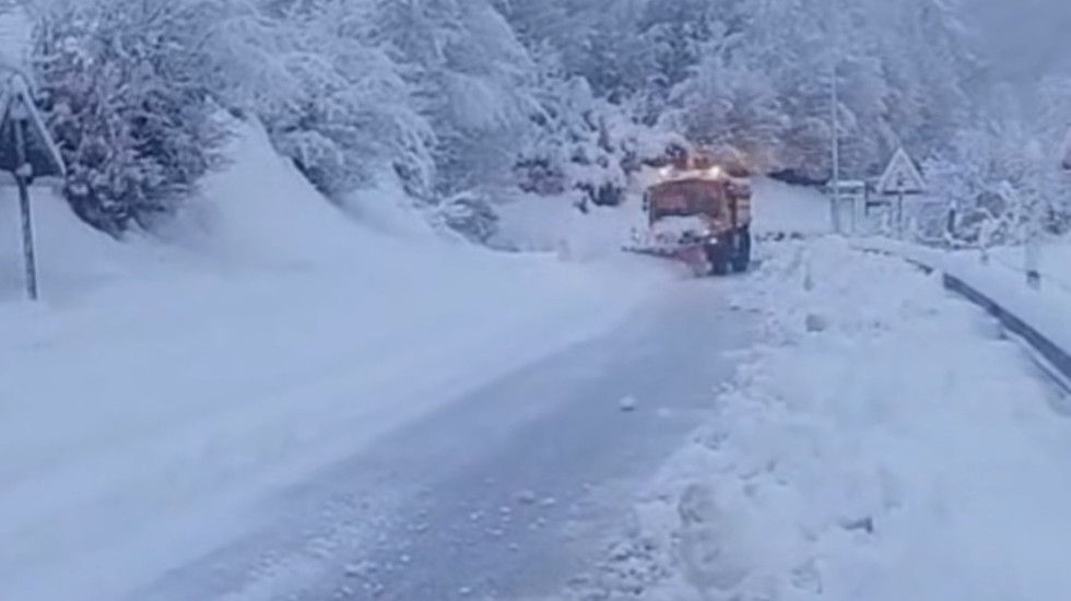 "Zbardhet" pranvera, dëborë deri në 40 centimetra, vështirësi në qarkullim në disa akse