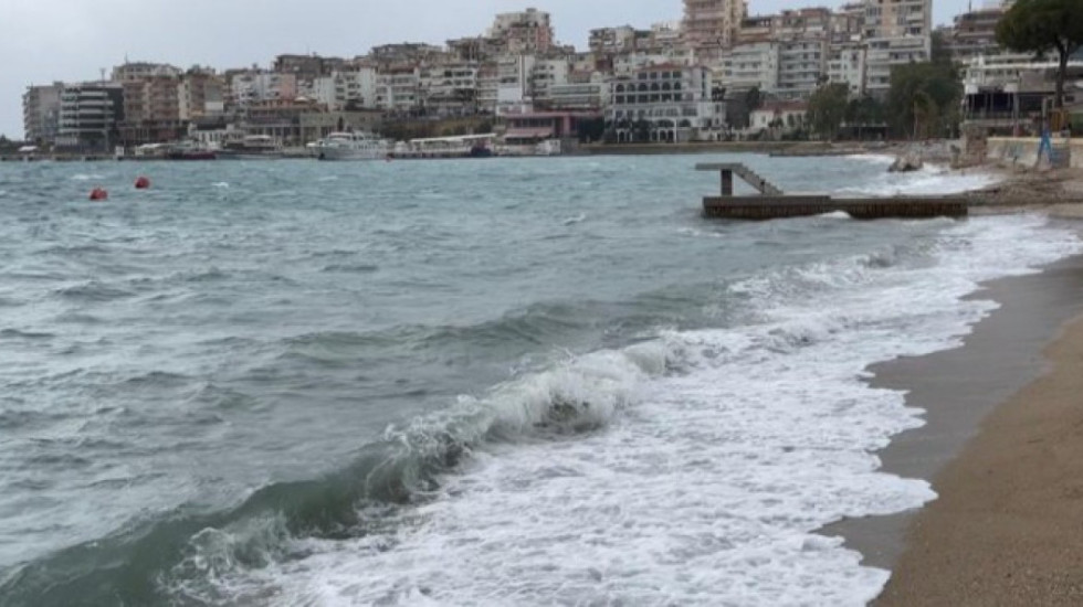 Moti i keq, ndalohet lundrimi i mjeteve të vogla në Vlorë