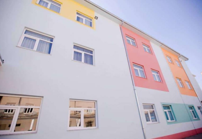 Po luante pranë shkollës që rindërtohej, plagoset i mituri në Kukës