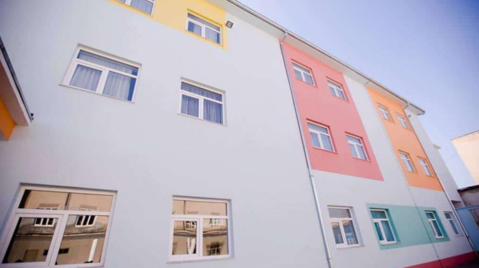 Po luante pranë shkollës që rindërtohej, plagoset i mituri në Kukës