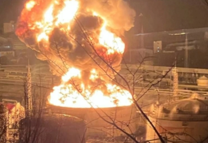 Ukraina sulmon me dronë Rusinë, pezullohen 3 aeroporte, rafineria shpërthen në flakë