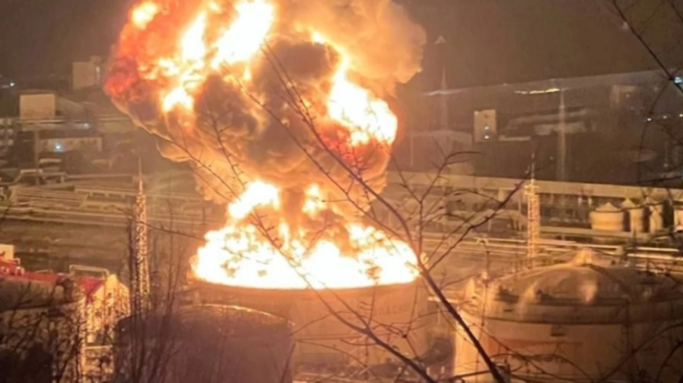 Ukraina sulmon me dronë Rusinë, pezullohen 3 aeroporte, rafineria shpërthen në flakë