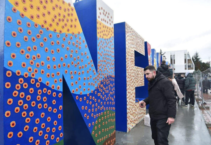 Nga “Kosova e burgosur” te 5000 simbole lirie, NEWBORN “vishet” me emblemat e UÇK