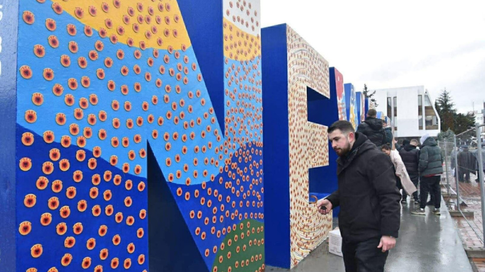 Nga “Kosova e burgosur” te 5000 simbole lirie, NEWBORN “vishet” me emblemat e UÇK