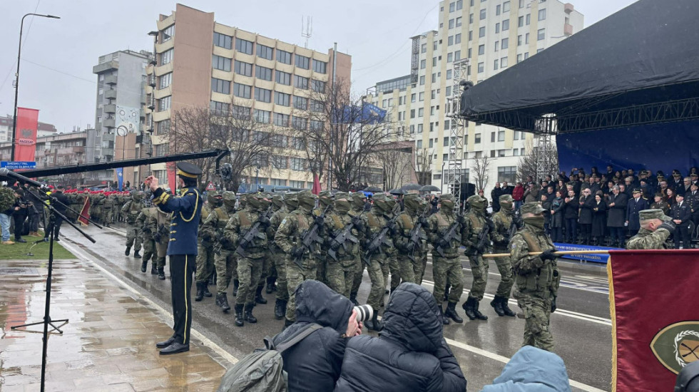 FSK parakalon në Prishtinë për 18-vjetorin e Pavarësisë, Osmani dhe Kurti: Kosova është gati për NATO-n