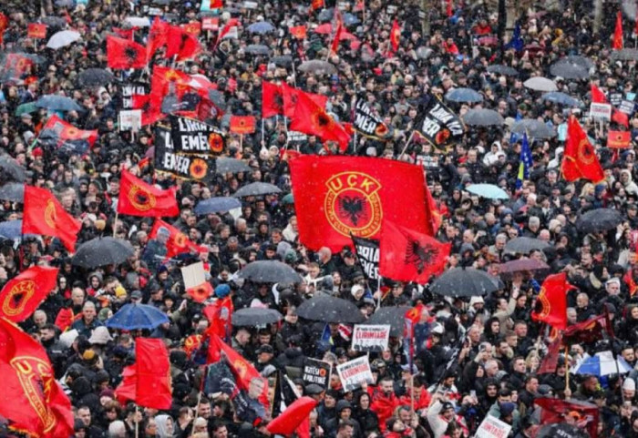 Bora nuk e ndal marshin pro UÇK-së, mijëra qytetarë mbushin sheshin e Prishtinës