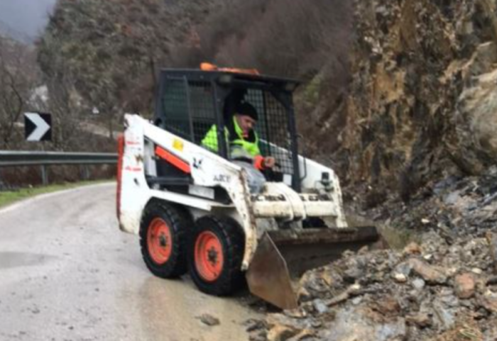 Moti i keq me rrebeshe shiu e dëbore shkakton probleme në verilindje