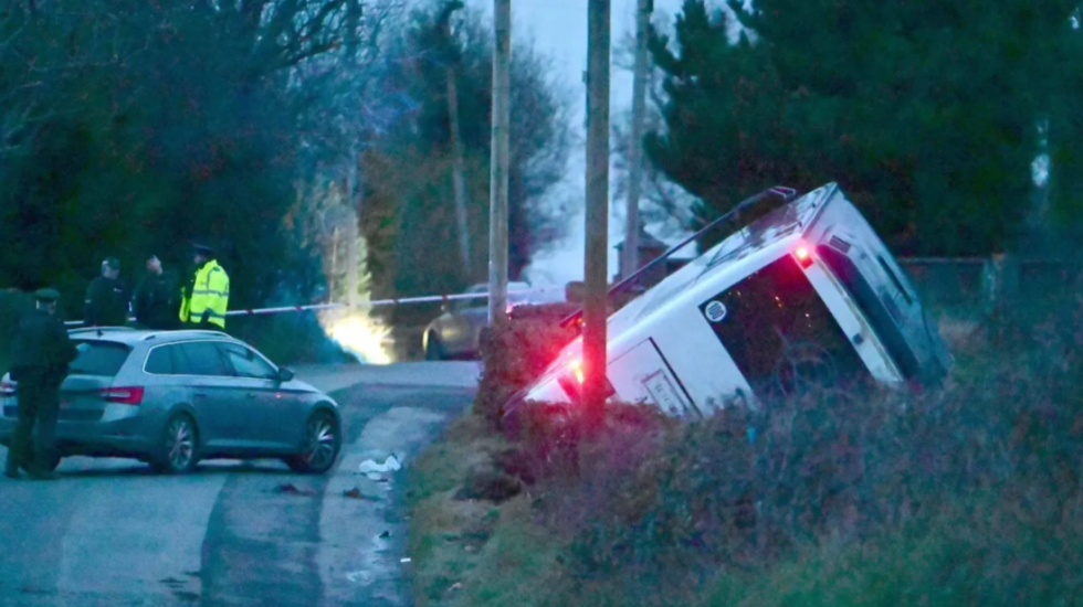 Autobusi me 40 nxënës përfundon në kanal