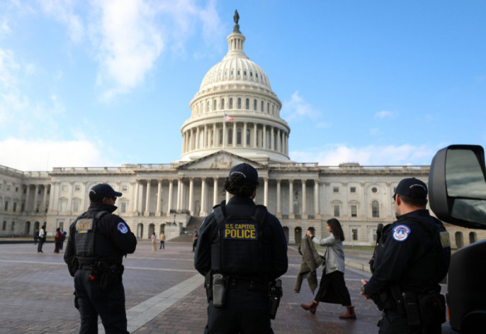 18-vjeçari në Uashington mësyn drejt Kongresit me pushkë e municion