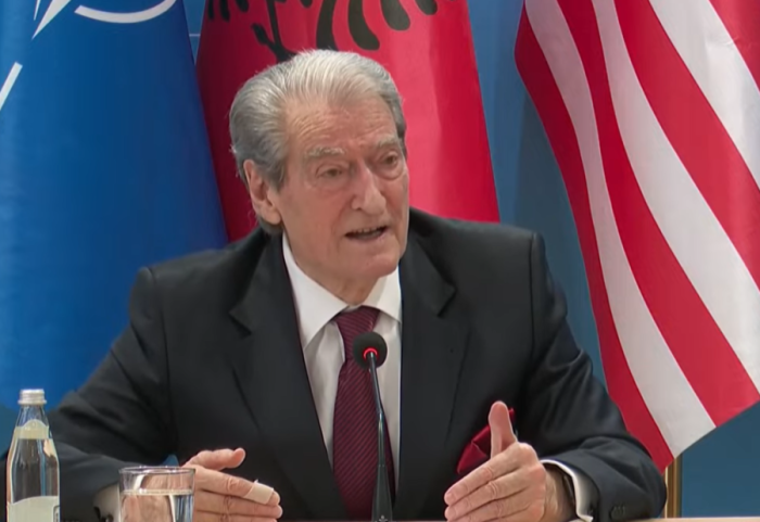 Bllokimi i akseve rrugore, reagon Berisha: Rrugën nuk e shembi shiu, por korrupsioni