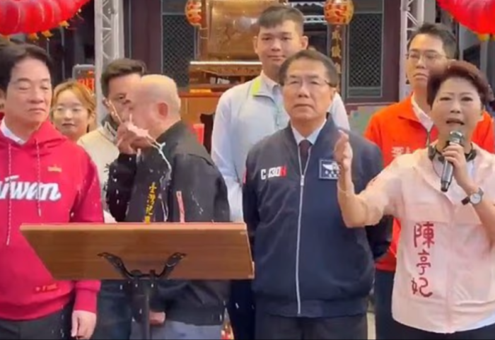 Liderit të tempullit si mban stomaku, i vjell presidentit në xhaketë gjatë një ceremonie