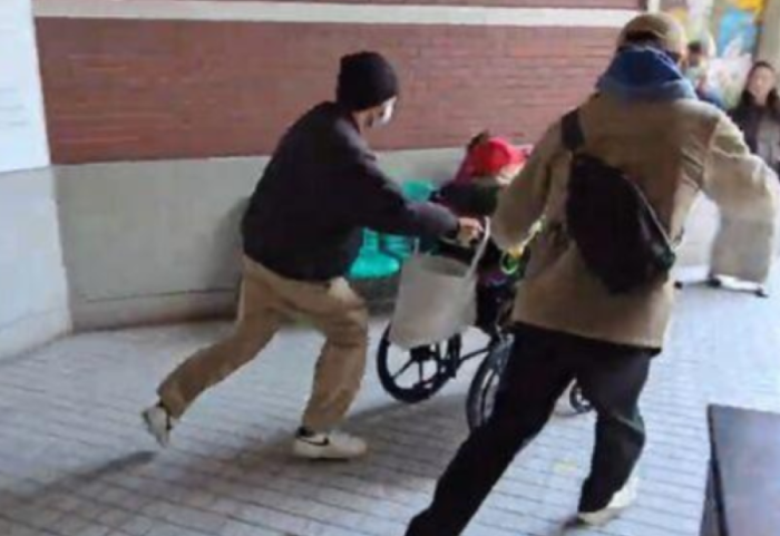 Fëmijët rrëmbejnë babanë 102 vjeçar, ishte martuar së fundmi dhe pasurinë do ja jepte nuses