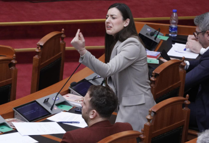 “Nga Fatos Nano përfunduat tek Zegjineja”, Topalli përplaset me deputeten e PS: Jozefinë, të qitën prej zhelesh jashtë