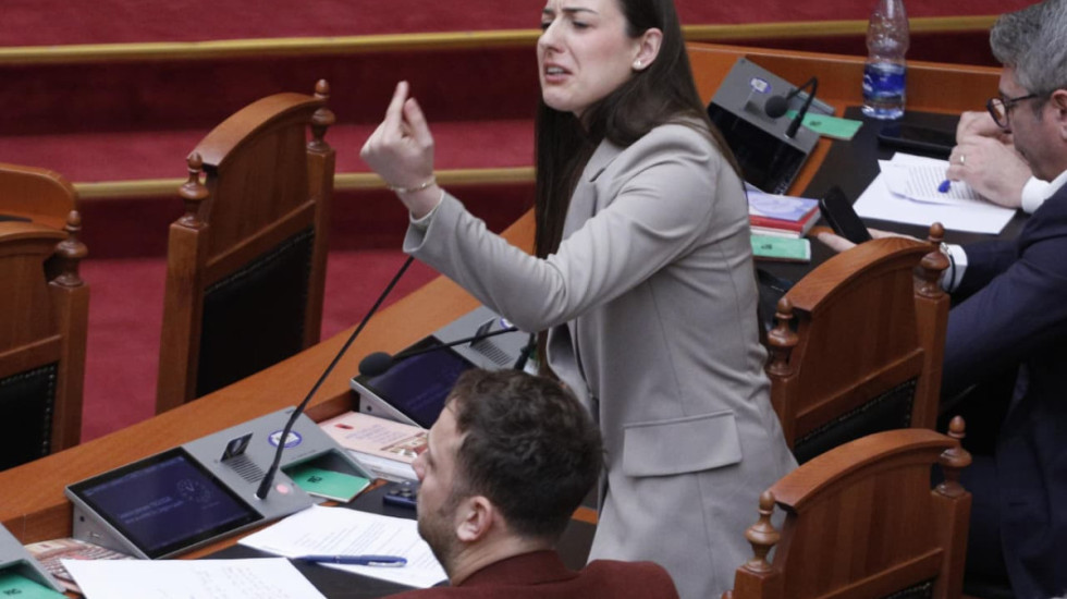 “Nga Fatos Nano përfunduat tek Zegjineja”, Topalli përplaset me deputeten e PS: Jozefinë, të qitën prej zhelesh jashtë
