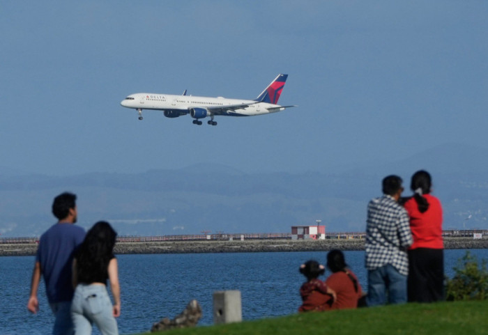 Çmenduri në qiell, pasagjerët tentojnë të futen në kabinën e pilotëve
