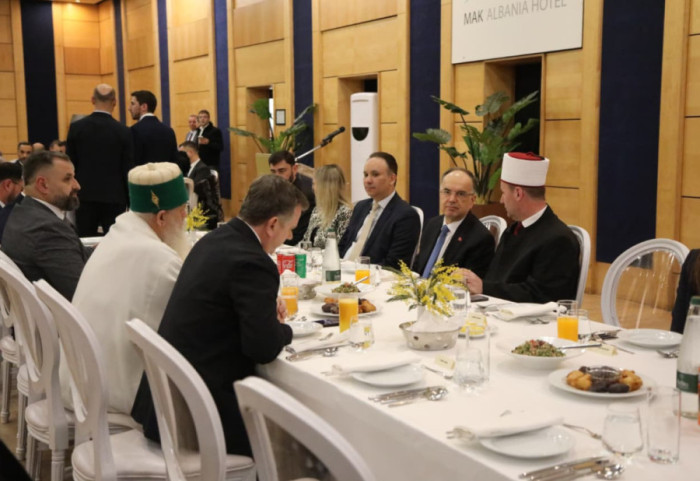 Presidenti Begaj në iftarin e parë të Ramazanit: Thelbi i agjërimit, lartësimi moral dhe devotshmëria