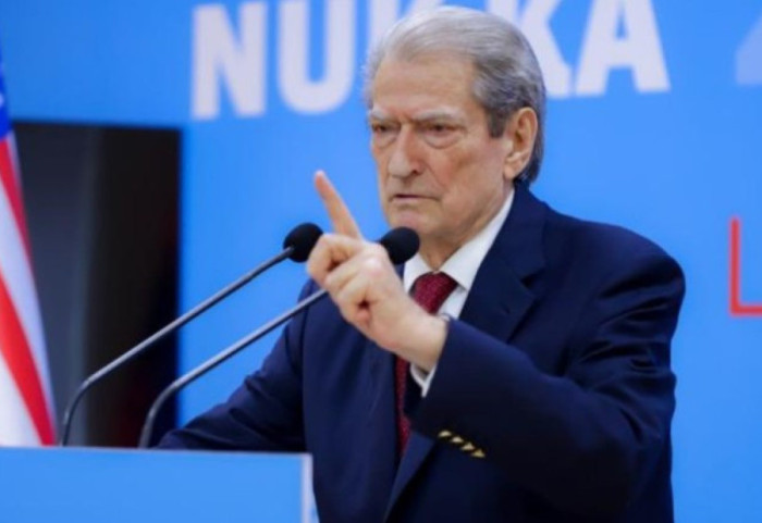 "Ka 4 ditë nuk hyn në shtëpi" Berisha për Ballukun: Edhe prapa diellit po të shkojë, do ta gjejmë