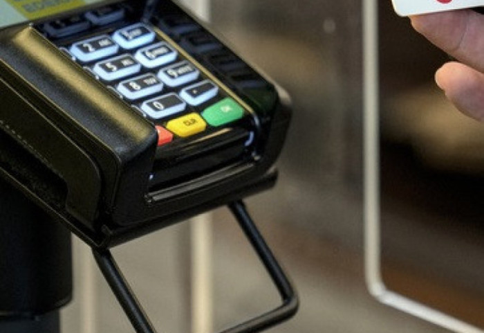 Shqiptarët po blejnë më shumë me kartë bankare, BSH: Vlera më e lartë historike