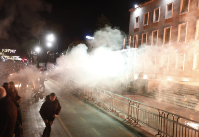 Ministrja Koçiu apel opozitës: Mbani të miturit larg dhunës, ajo nuk është zgjidhje