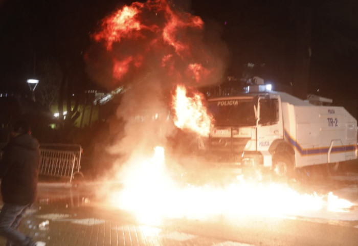 Tirana, 120 minuta nën pushtetin e molotovëve e gazit lotsjellës, Berisha: Protesta e radhës më e fuqishmja