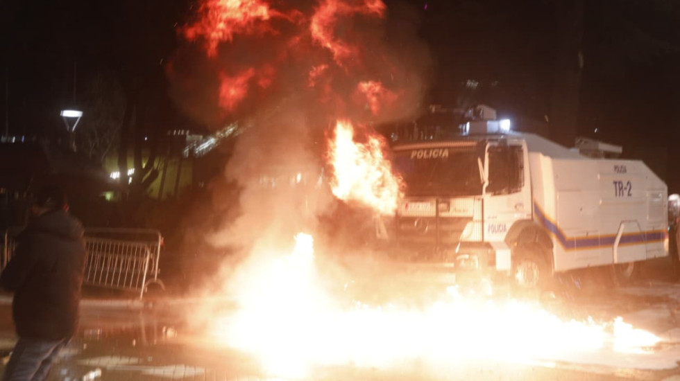 Tirana, 120 minuta nën pushtetin e molotovëve e gazit lotsjellës, Berisha: Protesta e radhës më e fuqishmja