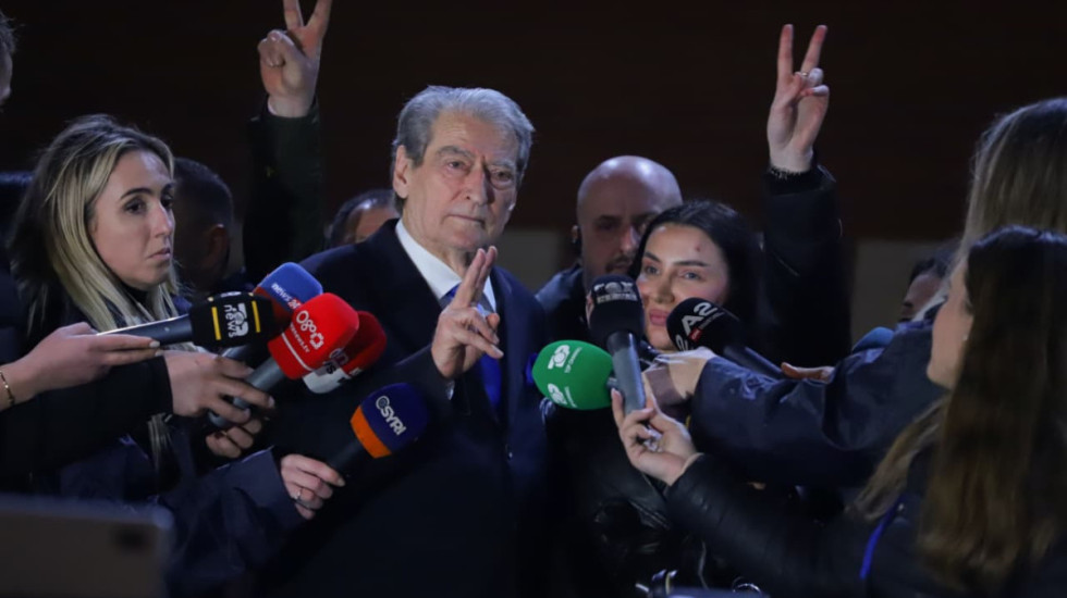 “E mbushën xhaminë me gaz lotsjellës”, Berisha: Zoti i vraftë!