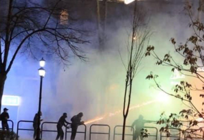 Akuzat se u hodh gaz lotsjellës në xhami, reagon kryeministri Rama: Kur mortja e shtyn qenërinë tek dera e xhamisë