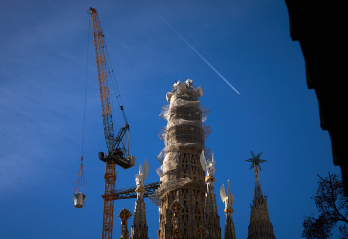 Në ndërtim prej 144 vitesh, vendoset kryqi prej qelqi që plotëson katedralen ‘Sagrada Familia’