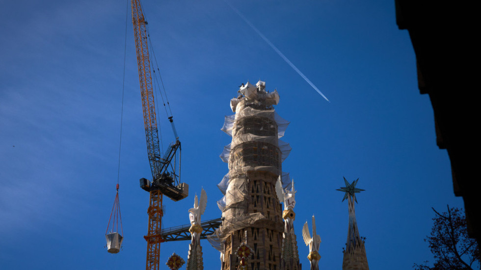 Në ndërtim prej 144 vitesh, vendoset kryqi prej qelqi që plotëson katedralen ‘Sagrada Familia’