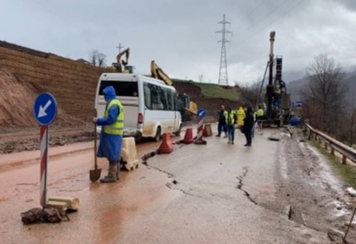 Rrëshqitje dheu në aksin Librazhd-Pogradec, ARRSH ndalon lëvizjen e autobusëve dhe mjeteve me tonazh të rëndë