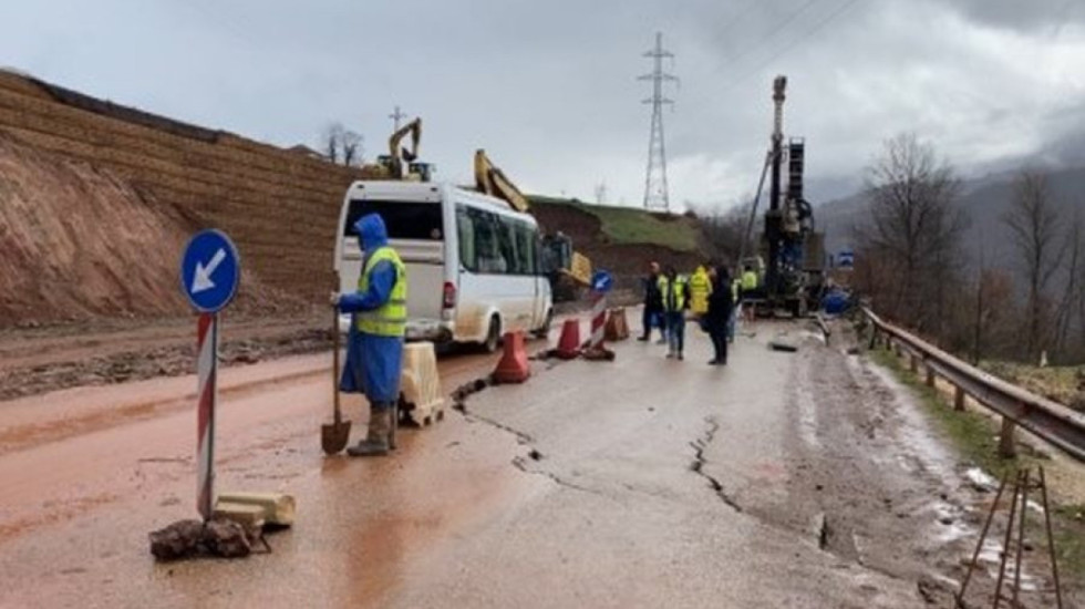 Rrëshqitje dheu në aksin Librazhd-Pogradec, ARRSH ndalon lëvizjen e autobusëve dhe mjeteve me tonazh të rëndë