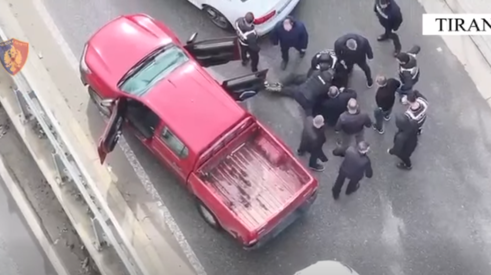 Aksion si në filma, kapet kamionçina plot me kanabis në 'Unazën e Madhe'